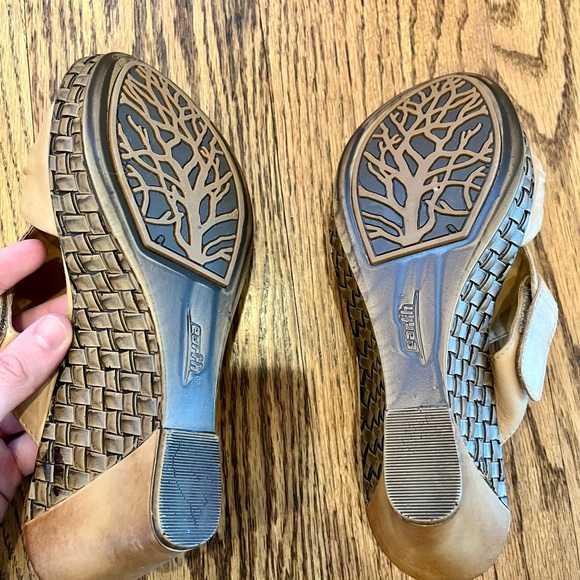 Women's Earth Sand Tan Leather 3 1/4” Wedge Sandals Size 7.5 - Picture 5 of 10